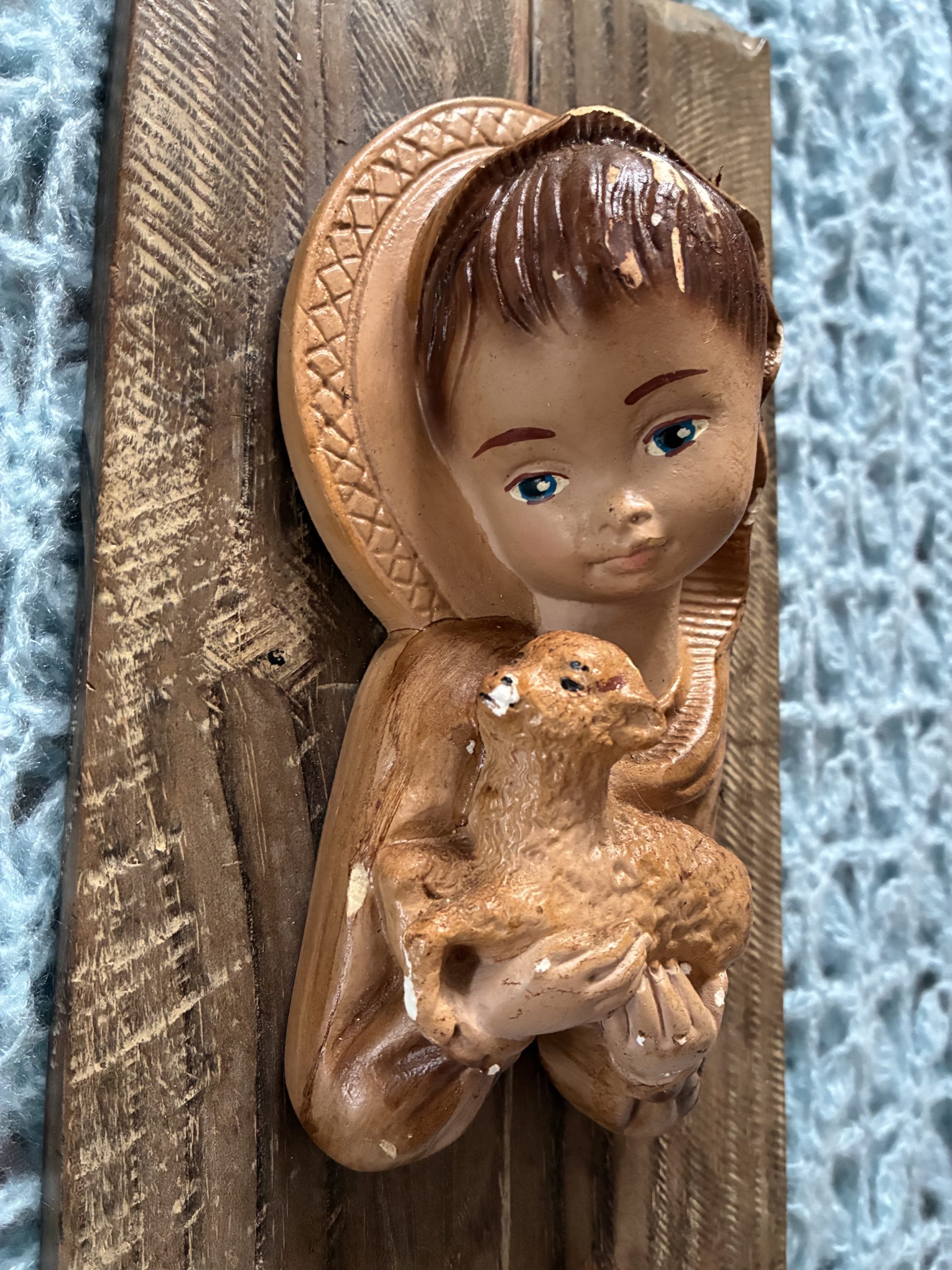 Sculptuur, heilige met lammetje.